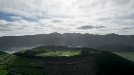 Aerial-timelapse-of-Lagoa-Verde-and-Lagoa-Azul-in-Sete-Cidades,-Azores