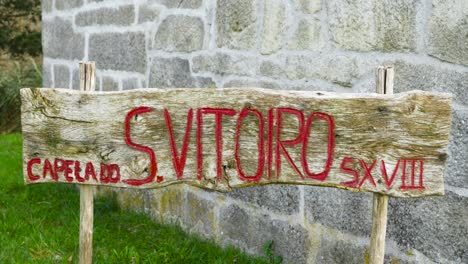 Cartel-De-Madera-Quemado-En-La-Entrada-De-La-Capilla-De-San-Vitoiro.