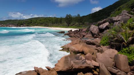 Esta-Playa-Paradisíaca-En-Las-Seychelles-También-Se-Utiliza-Como-Fondo-De-Ventanas.