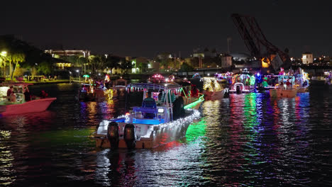 Boote-Stehen-Für-Die-Weihnachtsbootsparade-In-Tampa,-Florida-Schlange