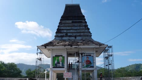 Réplica-De-La-Réplica-De-Una-Casa-Tradicional-Timorense-En-Proceso-De-Renovación-Para-La-Visita-Del-Papa-En-El-Parque-De-La-Paz-En-La-Región-De-Tasitolu,-Capital-De-Timor-Oriental,-Sudeste-De-Asia