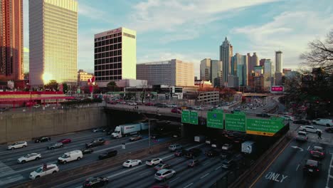 Tráfico-En-Hora-Punta-En-El-Centro-De-Atlanta-Con-El-Sol-Poniente-Reflejándose-En-Los-Rascacielos