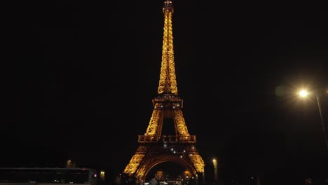 Torre-Eiffel-Iluminada-Y-Brillante-Por-La-Noche-En-Champ-De-Mars