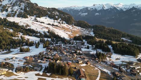 Amden-Weesen-Suiza-Pequeño-Pueblo-Turístico-Al-Atardecer-Inclinado-Hacia-Abajo