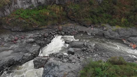 Vistas-Del-Sinuoso-Río-Pastaza-Y-Las-Escarpadas-Montañas-En-La-Ruta-De-Las-Cascadas,-Cotalo,-Ecuador.