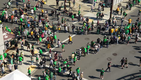 Gente-En-Ropa-Deportiva-Del-Equipo-De-Béisbol-Apoyando-A-Un-Equipo-De-Oakland-En-El-Festival-De-Fans.