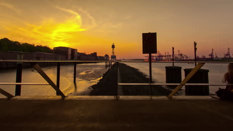 Fluss-Elbe-Zeitraffer-Skyline-Der-Stadt-Goldene-Stunde-Sonnenuntergang-Hamburg-Deutschland