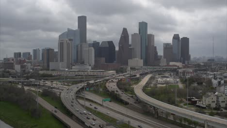 Drohnenaufnahme-Aus-Großer-Höhe-Der-Innenstadt-Von-Houston,-Texas-An-Einem-Bewölkten-Tag