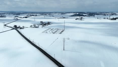 Camino-En-El-Paisaje-Nevado-De-Invierno-Rural-Y-Casa-De-Campo-En-América