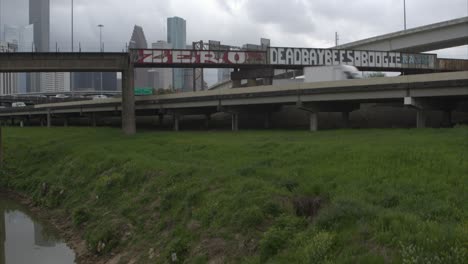 Vista-Por-Drones-De-Un-Caimán-En-Houston-Buffalo-Bayou-Cerca-Del-Centro-De-Houston