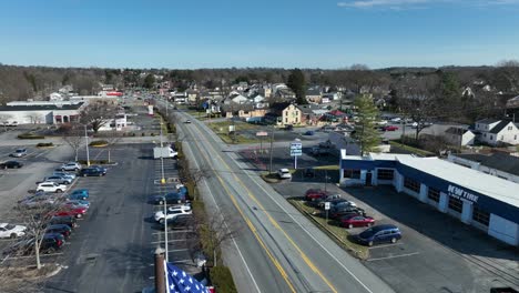 Aufsteigende-Drohne-Mit-Weiter-Aufnahme-Der-Amerikanischen-Flagge-In-Lancaster-Town