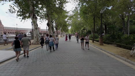 Plaza-De-España,-Wahrzeichen-In-Sevilla,-Spanien,-Touristen-Und-Einheimische