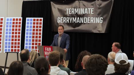 Arnold-Schwarzenegger-Habla-En-Un-Evento-Contra-La-Manipulación-En-Columbus,-Ohio,-El-3-De-Marzo-De-2024-En-El-Centro-De-Convenciones.