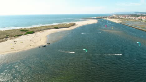 Vista-Aérea-Del-Windsurf-En-El-Día-De-Verano