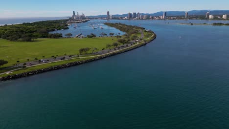 Vistas-Aéreas-En-Aumento-Sobre-El-Asador-Y-El-Broadwater-Mirando-Hacia-El-Sur-Hacia-El-Paraíso-De-Los-Surfistas-En-La-Costa-Dorada,-Australia