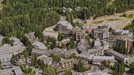 Whistler-Bc-Canadá-Vista-Aérea-V4-Ampliada-Vista-Aérea-Drone-Sobrevuelo-Ciudad-Turística,-La-Inclinación-Hacia-Arriba-Revela-El-Centro-Deslizante-En-La-Montaña-Blackcomb-Durante-La-Temporada-De-Verano---Filmado-Con-Mavic-3-Pro-Cine---Julio-De-2023