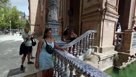 Schöne-Frau-Posiert-Neben-Der-Plaza-De-España,-Sevilla,-Spanien