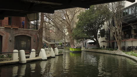 Touristenboot-Fährt-Unter-Brücke-Auf-San-Antonios-River-Walk-In-Texas-Hindurch