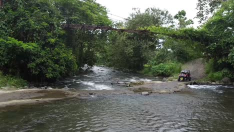 Pasando-Por-Rio,-Recorrido-Lado-A-Lado-Por-La-Selva-Tropical