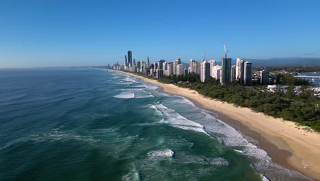 Vista-Aérea-En-Movimiento-Hacia-Adelante-Sobre-La-Playa-Principal-Mirando-Al-Sur-Hacia-Surfers-Paradise,-Gold-Coast,-Australia