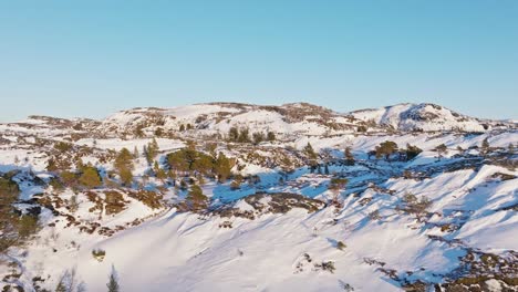 Tief-Verschneite-Landschaft-Aus-Hügeln-Und-Bergen-An-Einem-Sonnigen-Tag-In-Der-Nähe-Von-Bessaker,-Norwegen