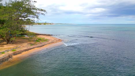 Calm-Shoreline-Of-A-Seascape-In-Oahu,-island,-Honolulu-County,-Hawaii,-USA