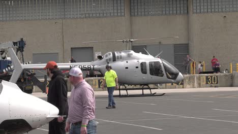 Bell-505-arrives-at-airport