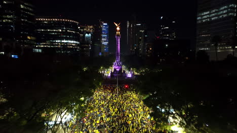 Estatua-Del-Ángel-Y-Multitud-Celebrando-El-Campeonato-De-Fútbol-En-La-Ciudad-De-México---Vista-Aérea