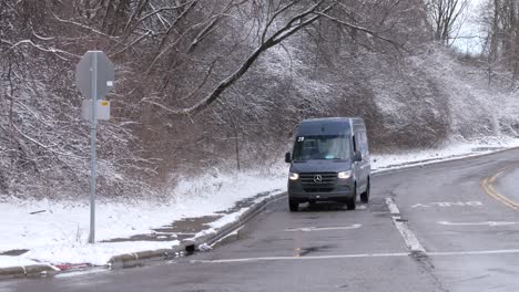 Furgonetas-Amazon---Camiones-Circulan-En-La-Nieve---Invierno