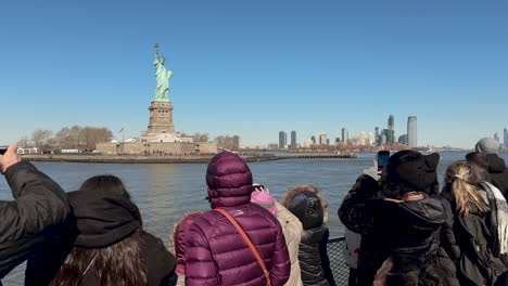 An-Einem-Wintertag-In-New-York-City-Sehen-Die-Menschen-Die-Freiheitsstatue-Von-Der-Fähre-Aus