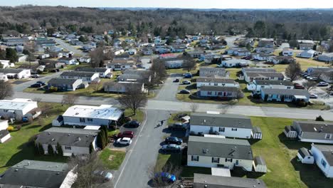 Zona-De-Viviendas-Americana-Con-Casas-Móviles-Y-Edificios-En-El-Suburbio-De-Lancaster.