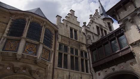 Un-Vistazo-A-La-Fachada-Interior-De-Het-Steen-En-Amberes,-Bélgica---Toma-De-ángulo-Bajo