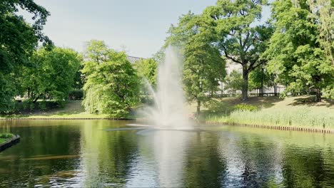 Riga,-Latvia,-fountain-in-the-Bastejkalna-park,-Pilsetas-canal