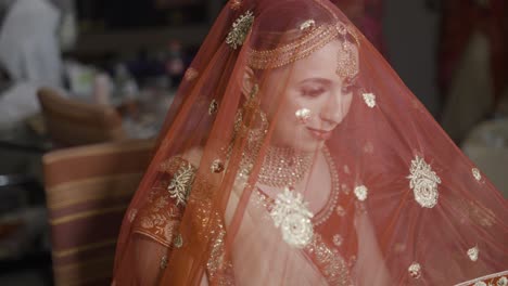 Indische-Braut-Trägt-Roten-Schleier-Ghoonghat-An-Ihrem-Hochzeitstag