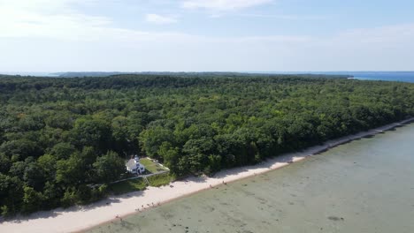 Mission-Point-Lighthouse,-Old-Mission-Peninsula,-in-Grand-Traverse-Bay,-Michigan,-USA