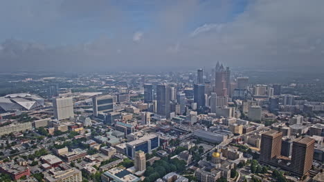 Atlanta,-Georgia,-Luftaufnahme-Des-Capital-Gateway-Mit-V969-Hyperlapse-Drohne,-Die-Die-Skyline-Der-Innenstadt-Bei-Dichtem-Nebel-Einfängt,-Während-Das-Sonnenlicht-Durch-Die-Schnell-Ziehenden-Wolken-Lugt-–-Aufgenommen-Mit-Mavic-3-Pro-Cine-–-August-2023