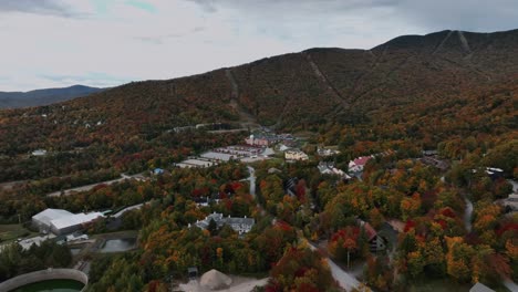 Alojamiento-Junto-A-La-Montaña-En-Medio-Del-Follaje-De-Otoño-En-La-Estación-De-Esquí-De-Killton-En-Vermont,-EE.UU.