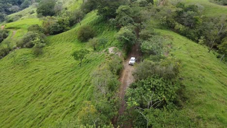 pick-up-in-the-mountain,-Tunland-G7,-FOTON,-PICK-UP,-off-road,-Front-lights