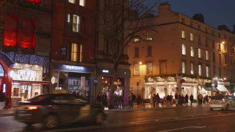 Concurrida-Avenida-Al-Atardecer-En-Dublín,-Irlanda