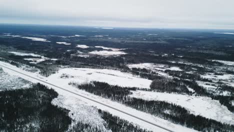 Große-Gefrorene-Winterlandschaft-In-Der-Nähe-Von-Churchill-Manitoba-Kanada-Nördliche-Gefrorene-Autobahnlandschaft