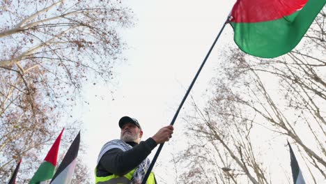 Ein-Demonstrant-Schwenkt-Während-Eines-Solidaritätsmarsches-Mit-Palästina-Eine-Palästinensische-Flagge