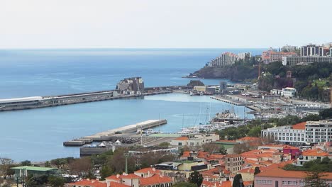 Panoramablick-Auf-Die-Stadt-Funchal-Und-Den-Hafen-An-Einem-Sonnigen-Tag-Auf-Der-Portugiesischen-Insel-Madeira,-HD-Statikaufnahme