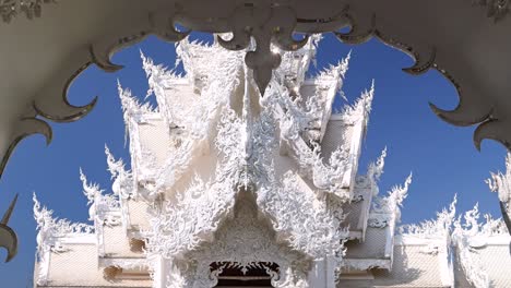 Cinematic-reveal-of-famous-White-Temple-in-Chiang-Rai,-Thailand