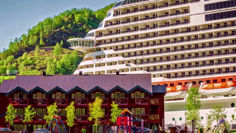 Flåm-Dorf-Hafen-Zeitraffer-Riesiges-Kreuzfahrtschiff-Angedockt-Hafen-Fluss-Norwegen