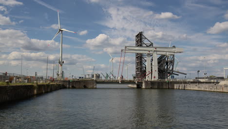 Turbinas-Eólicas-Y-La-Construcción-Del-Puente-Lillo-En-El-Puerto-De-Amberes,-Bélgica---Plano-Amplio