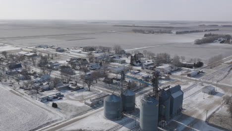 Vista-Aérea-Invernal-De-La-Planta-De-Fertilizantes-Y-De-La-Ciudad-Rural-Adyacente.