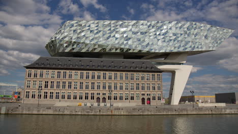 Außenansicht-Des-Von-Zaha-Hadid-Entworfenen-Gebäudes-Der-Hafenbehörde-In-Antwerpen,-Belgien