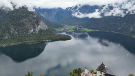 Aussichtsplattform-Hallstatt-Skywalk-Und-Hallstättersee-In-Den-österreichischen-Alpen---Luftaufnahme-4k