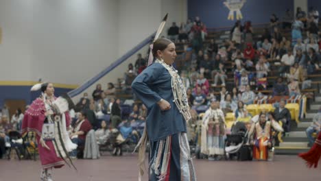 La-Celebración-De-La-Cultura-Y-El-Patrimonio-Mientras-Bailarines-Adornados-Con-Vestimentas-Ornamentadas-Se-Balancean-Al-Ritmo-De-Tambores-Y-Cantos-Rítmicos-En-El-Powwow-Del-Semestre-De-Primavera-De-La-Universidad-De-Las-Naciones-Indias-De-Haskell-En-Lawrence,-Kansas