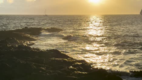 Wellen-Rollen-Bei-Sonnenuntergang-Langsam-An-Hawaiis-Küste